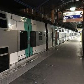 Image of an RER train at a station platform