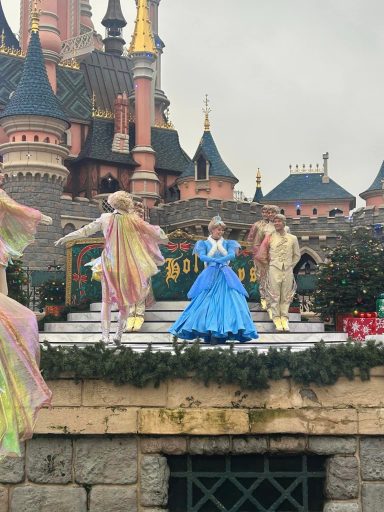 Cinderella is dansing on a stage with other dancers dressed in gold