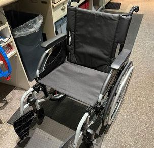 Imahe of a black manual wheelchair with large rear wheels