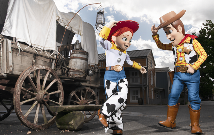 Woody and Jessie outside at Hotel Cheyenne with a wagon next to them