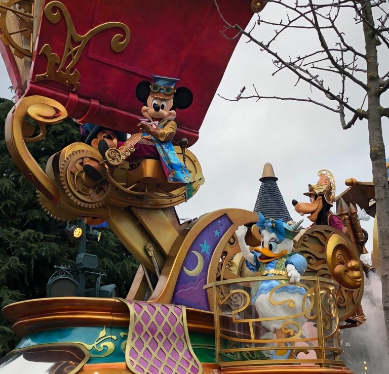 Image of the mickey and daisy on a float